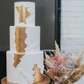 Белый торт с золотым декором