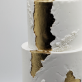 Белый торт с золотым декором