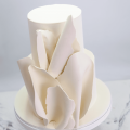 Белый свадебный торт с шоколадными твистами